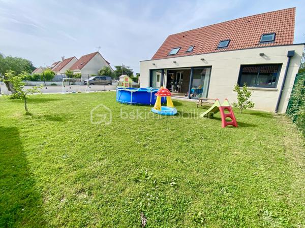 Commune de Gretz-Armainvilliers, quartier du Bois-Vignolles, venez découvrir cette grande maison avec 5 chambres et une véranda de 26 m² sur une parcelle de 540 m².
Construite en 2000, elle a été améliorée à plusieurs reprises avec l'ajout de surface habitable, avec une décoration renouvelée et la création d'un garage extérieur. 
En visitant, on la sensation "d'une maison neuve". !! Un vrai coup de cœur !
La maison est située à proximité de la zone forestière. Elle fait partie d'un des plus jolis lotissements de la commune avec vue sur la forêt et des espaces verts.
Le jardin est bien dimensionné derrière la maison, sans vis à vis.

L'entrée de la maison s'ouvre sur la pièce de vie avec le salon, la salle à manger, la grande véranda et la cuisine. L'espace d'environ 90 m² (!!) est l'espace à vivre par excellence, traversant et ouvrant sur la totalité du jardin.
La cuisine est joliment équipée et aménagée, fonctionnelle et esthétique. Elle est complétée par une buanderie et un cellier. On trouve également au rdc une suite parentale de 16 m² et un WC.
À l'étage, l’espace nuit se compose de 3 chambres de 17, 13 et 12 m², d'une magnifique salle de bain avec baignoire et double-vasque et d'un WC. Une 4ème chambre peut être aménagée facilement. 

Tous les matériaux utilisés pour cette maison sont de grande qualité, assurant une isolation et un confort optimal. La décoration des sols, murs et mobiliers est en parfaite harmonie, rehaussant le charme de chaque pièce.

Les +++ : Un espace extérieur à la propriété utilisable pour garer des véhicules, possibilité de stationner 4 véhicules (ou +) sur la propriété entièrement clôturée, une parcelle de 540 m² engazonnée à l'arrière et bétonnée à l'avant, 2 portails d'accès électriques, 1 grand garage avec porte automatique d'environ 30 m², une véranda chauffée de 26 m² avec baie coulissante, volets électriques et puit de lumière, une terrasse extérieure, une maison indépendante en parpaing isolée, une toiture en tuiles en excellent état, des volets roulants électriques, du double vitrage de qualité, des radiateurs électriques à inertie récent, PAC pour le chauffage et le rafraîchissement estival à l'étage, ballon d'eau chaude de 300 litres avec adoucisseur, une luminosité remarquable toute la journée, une cuisine qualitative parfaitement équipée, aménagée et complétée avec une buanderie et un cellier de 11 m², le salon-salle à manger traversant exceptionnel de 90 m² (en comptant la cuisine), 4 chambres dont une de 17 m², ajout simple d'une chambre à l'étage, possibilité de chambre supplémentaire au rdc, des sols en carrelage ou parquet qualitatif, un DPE de classe C avec une isolation remarquable. L'accès est simple à toutes les commodités : écoles, centre de loisirs, commerces, transports, et espaces verts accessibles à pied. La N4 est à 2'.

Ne tardez pas à visiter ce petit bijou ! Bien exceptionnel sur le marché !