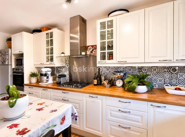 Et si votre prochain coup de cœur se trouvait ici ?

Au sein d’une résidence entretenue, récemment ravalée, Découvrez ce magnifique appartement de plus de 100 m², entièrement rénové dans un esprit contemporain, offrant de beaux volumes et une luminosité particulièrement agréable.

La pièce de vie, chaleureuse et conviviale, s’ouvre sur un espace bureau parfaitement intégré, idéal pour le télétravail ou facilement transformable en quatrième chambre selon vos besoins. La cuisine, entièrement aménagée et équipée, séduira les amateurs de moments partagés en famille.
L’espace nuit propose trois belles chambres, une salle d’eau moderne, un WC indépendant ainsi qu’une buanderie et un cellier, des prestations devenues rares et particulièrement appréciées au quotidien.

Côté confort, rien n’a été laissé au hasard : 
. Double vitrage, 
. Volets roulants électriques, 
. Résidence récemment ravalée et surtout une vue dégagée, sans aucun vis-à-vis direct offrant calme et intimité.

Vous bénéficierez également d’une cave, d’une place de parking privative en sous-sol ainsi que d’un stationnement très facile grâce aux nombreuses places réservées à la copropriété, sécurisées par des plots d’accès devant l'immeuble.

Situé au cœur d’Élancourt, l’appartement profite d’un environnement particulièrement recherché. Écoles Maternelle et Primaire de la Villedieu (à moins de 2 min à pieds), commerces, équipements sportifs (gymnase Chastagnier), espaces verts, parc pour enfants et transports sont accessibles rapidement.

Intégrée à l’agglomération de Saint-Quentin-en-Yvelines, la commune offre un cadre de vie apprécié des familles,  tout en permettant de rejoindre facilement Paris grâce aux gares voisines et aux axes routiers. 

Un appartement spacieux, élégant, parfaitement entretenu et idéalement situé… Une visite suffira pour vous convaincre.
Une belle opportunité à découvrir sans tarder !