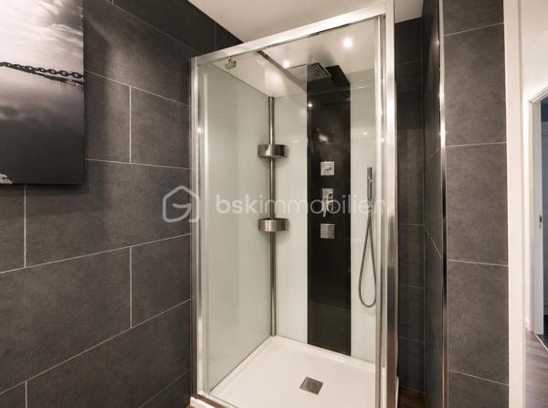 Et si votre prochain coup de cœur se trouvait ici ?

Au sein d’une résidence entretenue, récemment ravalée, Découvrez ce magnifique appartement de plus de 100 m², entièrement rénové dans un esprit contemporain, offrant de beaux volumes et une luminosité particulièrement agréable.

La pièce de vie, chaleureuse et conviviale, s’ouvre sur un espace bureau parfaitement intégré, idéal pour le télétravail ou facilement transformable en quatrième chambre selon vos besoins. La cuisine, entièrement aménagée et équipée, séduira les amateurs de moments partagés en famille.
L’espace nuit propose trois belles chambres, une salle d’eau moderne, un WC indépendant ainsi qu’une buanderie et un cellier, des prestations devenues rares et particulièrement appréciées au quotidien.

Côté confort, rien n’a été laissé au hasard : 
. Double vitrage, 
. Volets roulants électriques, 
. Résidence récemment ravalée et surtout une vue dégagée, sans aucun vis-à-vis direct offrant calme et intimité.

Vous bénéficierez également d’une cave, d’une place de parking privative en sous-sol ainsi que d’un stationnement très facile grâce aux nombreuses places réservées à la copropriété, sécurisées par des plots d’accès devant l'immeuble.

Situé au cœur d’Élancourt, l’appartement profite d’un environnement particulièrement recherché. Écoles Maternelle et Primaire de la Villedieu (à moins de 2 min à pieds), commerces, équipements sportifs (gymnase Chastagnier), espaces verts, parc pour enfants et transports sont accessibles rapidement.

Intégrée à l’agglomération de Saint-Quentin-en-Yvelines, la commune offre un cadre de vie apprécié des familles,  tout en permettant de rejoindre facilement Paris grâce aux gares voisines et aux axes routiers. 

Un appartement spacieux, élégant, parfaitement entretenu et idéalement situé… Une visite suffira pour vous convaincre.
Une belle opportunité à découvrir sans tarder !