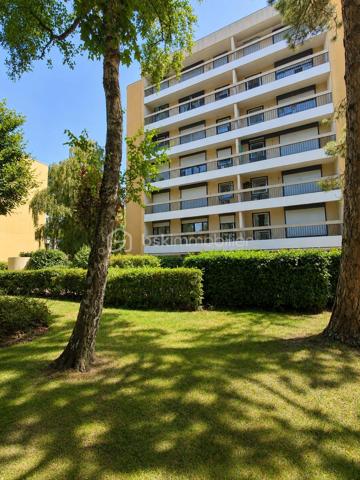 Et si votre prochain coup de cœur se trouvait ici ?

Au sein d’une résidence entretenue, récemment ravalée, Découvrez ce magnifique appartement de plus de 100 m², entièrement rénové dans un esprit contemporain, offrant de beaux volumes et une luminosité particulièrement agréable.

La pièce de vie, chaleureuse et conviviale, s’ouvre sur un espace bureau parfaitement intégré, idéal pour le télétravail ou facilement transformable en quatrième chambre selon vos besoins. La cuisine, entièrement aménagée et équipée, séduira les amateurs de moments partagés en famille.
L’espace nuit propose trois belles chambres, une salle d’eau moderne, un WC indépendant ainsi qu’une buanderie et un cellier, des prestations devenues rares et particulièrement appréciées au quotidien.

Côté confort, rien n’a été laissé au hasard : 
. Double vitrage, 
. Volets roulants électriques, 
. Résidence récemment ravalée et surtout une vue dégagée, sans aucun vis-à-vis direct offrant calme et intimité.

Vous bénéficierez également d’une cave, d’une place de parking privative en sous-sol ainsi que d’un stationnement très facile grâce aux nombreuses places réservées à la copropriété, sécurisées par des plots d’accès devant l'immeuble.

Situé au cœur d’Élancourt, l’appartement profite d’un environnement particulièrement recherché. Écoles Maternelle et Primaire de la Villedieu (à moins de 2 min à pieds), commerces, équipements sportifs (gymnase Chastagnier), espaces verts, parc pour enfants et transports sont accessibles rapidement.

Intégrée à l’agglomération de Saint-Quentin-en-Yvelines, la commune offre un cadre de vie apprécié des familles,  tout en permettant de rejoindre facilement Paris grâce aux gares voisines et aux axes routiers. 

Un appartement spacieux, élégant, parfaitement entretenu et idéalement situé… Une visite suffira pour vous convaincre.
Une belle opportunité à découvrir sans tarder !