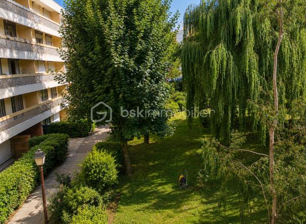 Et si votre prochain coup de cœur se trouvait ici ?

Au sein d’une résidence entretenue, récemment ravalée, Découvrez ce magnifique appartement de plus de 100 m², entièrement rénové dans un esprit contemporain, offrant de beaux volumes et une luminosité particulièrement agréable.

La pièce de vie, chaleureuse et conviviale, s’ouvre sur un espace bureau parfaitement intégré, idéal pour le télétravail ou facilement transformable en quatrième chambre selon vos besoins. La cuisine, entièrement aménagée et équipée, séduira les amateurs de moments partagés en famille.
L’espace nuit propose trois belles chambres, une salle d’eau moderne, un WC indépendant ainsi qu’une buanderie et un cellier, des prestations devenues rares et particulièrement appréciées au quotidien.

Côté confort, rien n’a été laissé au hasard : 
. Double vitrage, 
. Volets roulants électriques, 
. Résidence récemment ravalée et surtout une vue dégagée, sans aucun vis-à-vis direct offrant calme et intimité.

Vous bénéficierez également d’une cave, d’une place de parking privative en sous-sol ainsi que d’un stationnement très facile grâce aux nombreuses places réservées à la copropriété, sécurisées par des plots d’accès devant l'immeuble.

Situé au cœur d’Élancourt, l’appartement profite d’un environnement particulièrement recherché. Écoles Maternelle et Primaire de la Villedieu (à moins de 2 min à pieds), commerces, équipements sportifs (gymnase Chastagnier), espaces verts, parc pour enfants et transports sont accessibles rapidement.

Intégrée à l’agglomération de Saint-Quentin-en-Yvelines, la commune offre un cadre de vie apprécié des familles,  tout en permettant de rejoindre facilement Paris grâce aux gares voisines et aux axes routiers. 

Un appartement spacieux, élégant, parfaitement entretenu et idéalement situé… Une visite suffira pour vous convaincre.
Une belle opportunité à découvrir sans tarder !