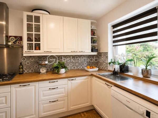 Et si votre prochain coup de cœur se trouvait ici ?

Au sein d’une résidence entretenue, récemment ravalée, Découvrez ce magnifique appartement de plus de 100 m², entièrement rénové dans un esprit contemporain, offrant de beaux volumes et une luminosité particulièrement agréable.

La pièce de vie, chaleureuse et conviviale, s’ouvre sur un espace bureau parfaitement intégré, idéal pour le télétravail ou facilement transformable en quatrième chambre selon vos besoins. La cuisine, entièrement aménagée et équipée, séduira les amateurs de moments partagés en famille.
L’espace nuit propose trois belles chambres, une salle d’eau moderne, un WC indépendant ainsi qu’une buanderie et un cellier, des prestations devenues rares et particulièrement appréciées au quotidien.

Côté confort, rien n’a été laissé au hasard : 
. Double vitrage, 
. Volets roulants électriques, 
. Résidence récemment ravalée et surtout une vue dégagée, sans aucun vis-à-vis direct offrant calme et intimité.

Vous bénéficierez également d’une cave, d’une place de parking privative en sous-sol ainsi que d’un stationnement très facile grâce aux nombreuses places réservées à la copropriété, sécurisées par des plots d’accès devant l'immeuble.

Situé au cœur d’Élancourt, l’appartement profite d’un environnement particulièrement recherché. Écoles Maternelle et Primaire de la Villedieu (à moins de 2 min à pieds), commerces, équipements sportifs (gymnase Chastagnier), espaces verts, parc pour enfants et transports sont accessibles rapidement.

Intégrée à l’agglomération de Saint-Quentin-en-Yvelines, la commune offre un cadre de vie apprécié des familles,  tout en permettant de rejoindre facilement Paris grâce aux gares voisines et aux axes routiers. 

Un appartement spacieux, élégant, parfaitement entretenu et idéalement situé… Une visite suffira pour vous convaincre.
Une belle opportunité à découvrir sans tarder !