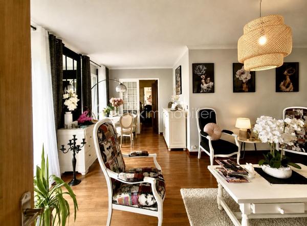 Et si votre prochain coup de cœur se trouvait ici ?

Au sein d’une résidence entretenue, récemment ravalée, Découvrez ce magnifique appartement de plus de 100 m², entièrement rénové dans un esprit contemporain, offrant de beaux volumes et une luminosité particulièrement agréable.

La pièce de vie, chaleureuse et conviviale, s’ouvre sur un espace bureau parfaitement intégré, idéal pour le télétravail ou facilement transformable en quatrième chambre selon vos besoins. La cuisine, entièrement aménagée et équipée, séduira les amateurs de moments partagés en famille.
L’espace nuit propose trois belles chambres, une salle d’eau moderne, un WC indépendant ainsi qu’une buanderie et un cellier, des prestations devenues rares et particulièrement appréciées au quotidien.

Côté confort, rien n’a été laissé au hasard : 
. Double vitrage, 
. Volets roulants électriques, 
. Résidence récemment ravalée et surtout une vue dégagée, sans aucun vis-à-vis direct offrant calme et intimité.

Vous bénéficierez également d’une cave, d’une place de parking privative en sous-sol ainsi que d’un stationnement très facile grâce aux nombreuses places réservées à la copropriété, sécurisées par des plots d’accès devant l'immeuble.

Situé au cœur d’Élancourt, l’appartement profite d’un environnement particulièrement recherché. Écoles Maternelle et Primaire de la Villedieu (à moins de 2 min à pieds), commerces, équipements sportifs (gymnase Chastagnier), espaces verts, parc pour enfants et transports sont accessibles rapidement.

Intégrée à l’agglomération de Saint-Quentin-en-Yvelines, la commune offre un cadre de vie apprécié des familles,  tout en permettant de rejoindre facilement Paris grâce aux gares voisines et aux axes routiers. 

Un appartement spacieux, élégant, parfaitement entretenu et idéalement situé… Une visite suffira pour vous convaincre.
Une belle opportunité à découvrir sans tarder !