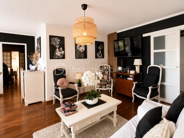 Et si votre prochain coup de cœur se trouvait ici ?

Au sein d’une résidence entretenue, récemment ravalée, Découvrez ce magnifique appartement de plus de 100 m², entièrement rénové dans un esprit contemporain, offrant de beaux volumes et une luminosité particulièrement agréable.

La pièce de vie, chaleureuse et conviviale, s’ouvre sur un espace bureau parfaitement intégré, idéal pour le télétravail ou facilement transformable en quatrième chambre selon vos besoins. La cuisine, entièrement aménagée et équipée, séduira les amateurs de moments partagés en famille.
L’espace nuit propose trois belles chambres, une salle d’eau moderne, un WC indépendant ainsi qu’une buanderie et un cellier, des prestations devenues rares et particulièrement appréciées au quotidien.

Côté confort, rien n’a été laissé au hasard : 
. Double vitrage, 
. Volets roulants électriques, 
. Résidence récemment ravalée et surtout une vue dégagée, sans aucun vis-à-vis direct offrant calme et intimité.

Vous bénéficierez également d’une cave, d’une place de parking privative en sous-sol ainsi que d’un stationnement très facile grâce aux nombreuses places réservées à la copropriété, sécurisées par des plots d’accès devant l'immeuble.

Situé au cœur d’Élancourt, l’appartement profite d’un environnement particulièrement recherché. Écoles Maternelle et Primaire de la Villedieu (à moins de 2 min à pieds), commerces, équipements sportifs (gymnase Chastagnier), espaces verts, parc pour enfants et transports sont accessibles rapidement.

Intégrée à l’agglomération de Saint-Quentin-en-Yvelines, la commune offre un cadre de vie apprécié des familles,  tout en permettant de rejoindre facilement Paris grâce aux gares voisines et aux axes routiers. 

Un appartement spacieux, élégant, parfaitement entretenu et idéalement situé… Une visite suffira pour vous convaincre.
Une belle opportunité à découvrir sans tarder !