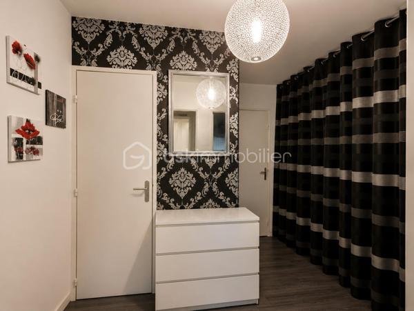 Et si votre prochain coup de cœur se trouvait ici ?

Au sein d’une résidence entretenue, récemment ravalée, Découvrez ce magnifique appartement de plus de 100 m², entièrement rénové dans un esprit contemporain, offrant de beaux volumes et une luminosité particulièrement agréable.

La pièce de vie, chaleureuse et conviviale, s’ouvre sur un espace bureau parfaitement intégré, idéal pour le télétravail ou facilement transformable en quatrième chambre selon vos besoins. La cuisine, entièrement aménagée et équipée, séduira les amateurs de moments partagés en famille.
L’espace nuit propose trois belles chambres, une salle d’eau moderne, un WC indépendant ainsi qu’une buanderie et un cellier, des prestations devenues rares et particulièrement appréciées au quotidien.

Côté confort, rien n’a été laissé au hasard : 
. Double vitrage, 
. Volets roulants électriques, 
. Résidence récemment ravalée et surtout une vue dégagée, sans aucun vis-à-vis direct offrant calme et intimité.

Vous bénéficierez également d’une cave, d’une place de parking privative en sous-sol ainsi que d’un stationnement très facile grâce aux nombreuses places réservées à la copropriété, sécurisées par des plots d’accès devant l'immeuble.

Situé au cœur d’Élancourt, l’appartement profite d’un environnement particulièrement recherché. Écoles Maternelle et Primaire de la Villedieu (à moins de 2 min à pieds), commerces, équipements sportifs (gymnase Chastagnier), espaces verts, parc pour enfants et transports sont accessibles rapidement.

Intégrée à l’agglomération de Saint-Quentin-en-Yvelines, la commune offre un cadre de vie apprécié des familles,  tout en permettant de rejoindre facilement Paris grâce aux gares voisines et aux axes routiers. 

Un appartement spacieux, élégant, parfaitement entretenu et idéalement situé… Une visite suffira pour vous convaincre.
Une belle opportunité à découvrir sans tarder !