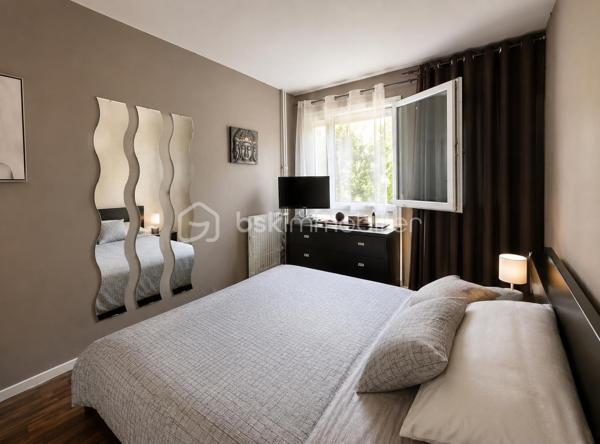 Et si votre prochain coup de cœur se trouvait ici ?

Au sein d’une résidence entretenue, récemment ravalée, Découvrez ce magnifique appartement de plus de 100 m², entièrement rénové dans un esprit contemporain, offrant de beaux volumes et une luminosité particulièrement agréable.

La pièce de vie, chaleureuse et conviviale, s’ouvre sur un espace bureau parfaitement intégré, idéal pour le télétravail ou facilement transformable en quatrième chambre selon vos besoins. La cuisine, entièrement aménagée et équipée, séduira les amateurs de moments partagés en famille.
L’espace nuit propose trois belles chambres, une salle d’eau moderne, un WC indépendant ainsi qu’une buanderie et un cellier, des prestations devenues rares et particulièrement appréciées au quotidien.

Côté confort, rien n’a été laissé au hasard : 
. Double vitrage, 
. Volets roulants électriques, 
. Résidence récemment ravalée et surtout une vue dégagée, sans aucun vis-à-vis direct offrant calme et intimité.

Vous bénéficierez également d’une cave, d’une place de parking privative en sous-sol ainsi que d’un stationnement très facile grâce aux nombreuses places réservées à la copropriété, sécurisées par des plots d’accès devant l'immeuble.

Situé au cœur d’Élancourt, l’appartement profite d’un environnement particulièrement recherché. Écoles Maternelle et Primaire de la Villedieu (à moins de 2 min à pieds), commerces, équipements sportifs (gymnase Chastagnier), espaces verts, parc pour enfants et transports sont accessibles rapidement.

Intégrée à l’agglomération de Saint-Quentin-en-Yvelines, la commune offre un cadre de vie apprécié des familles,  tout en permettant de rejoindre facilement Paris grâce aux gares voisines et aux axes routiers. 

Un appartement spacieux, élégant, parfaitement entretenu et idéalement situé… Une visite suffira pour vous convaincre.
Une belle opportunité à découvrir sans tarder !