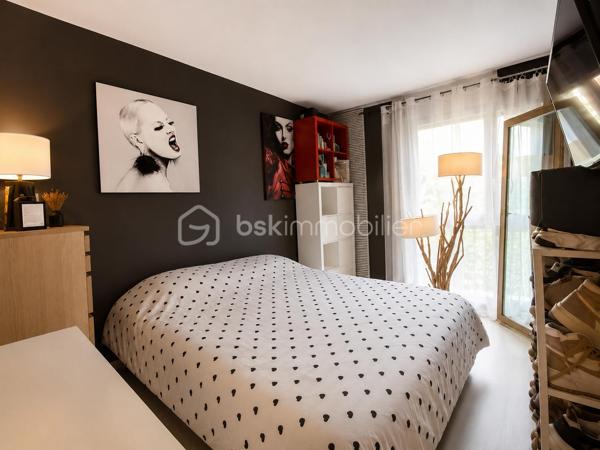 Et si votre prochain coup de cœur se trouvait ici ?

Au sein d’une résidence entretenue, récemment ravalée, Découvrez ce magnifique appartement de plus de 100 m², entièrement rénové dans un esprit contemporain, offrant de beaux volumes et une luminosité particulièrement agréable.

La pièce de vie, chaleureuse et conviviale, s’ouvre sur un espace bureau parfaitement intégré, idéal pour le télétravail ou facilement transformable en quatrième chambre selon vos besoins. La cuisine, entièrement aménagée et équipée, séduira les amateurs de moments partagés en famille.
L’espace nuit propose trois belles chambres, une salle d’eau moderne, un WC indépendant ainsi qu’une buanderie et un cellier, des prestations devenues rares et particulièrement appréciées au quotidien.

Côté confort, rien n’a été laissé au hasard : 
. Double vitrage, 
. Volets roulants électriques, 
. Résidence récemment ravalée et surtout une vue dégagée, sans aucun vis-à-vis direct offrant calme et intimité.

Vous bénéficierez également d’une cave, d’une place de parking privative en sous-sol ainsi que d’un stationnement très facile grâce aux nombreuses places réservées à la copropriété, sécurisées par des plots d’accès devant l'immeuble.

Situé au cœur d’Élancourt, l’appartement profite d’un environnement particulièrement recherché. Écoles Maternelle et Primaire de la Villedieu (à moins de 2 min à pieds), commerces, équipements sportifs (gymnase Chastagnier), espaces verts, parc pour enfants et transports sont accessibles rapidement.

Intégrée à l’agglomération de Saint-Quentin-en-Yvelines, la commune offre un cadre de vie apprécié des familles,  tout en permettant de rejoindre facilement Paris grâce aux gares voisines et aux axes routiers. 

Un appartement spacieux, élégant, parfaitement entretenu et idéalement situé… Une visite suffira pour vous convaincre.
Une belle opportunité à découvrir sans tarder !