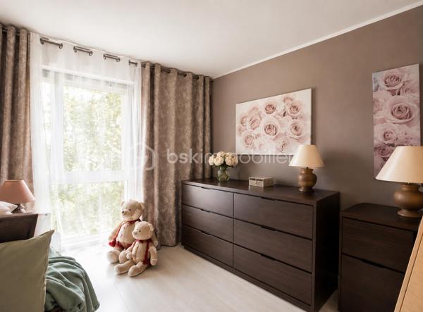 Et si votre prochain coup de cœur se trouvait ici ?

Au sein d’une résidence entretenue, récemment ravalée, Découvrez ce magnifique appartement de plus de 100 m², entièrement rénové dans un esprit contemporain, offrant de beaux volumes et une luminosité particulièrement agréable.

La pièce de vie, chaleureuse et conviviale, s’ouvre sur un espace bureau parfaitement intégré, idéal pour le télétravail ou facilement transformable en quatrième chambre selon vos besoins. La cuisine, entièrement aménagée et équipée, séduira les amateurs de moments partagés en famille.
L’espace nuit propose trois belles chambres, une salle d’eau moderne, un WC indépendant ainsi qu’une buanderie et un cellier, des prestations devenues rares et particulièrement appréciées au quotidien.

Côté confort, rien n’a été laissé au hasard : 
. Double vitrage, 
. Volets roulants électriques, 
. Résidence récemment ravalée et surtout une vue dégagée, sans aucun vis-à-vis direct offrant calme et intimité.

Vous bénéficierez également d’une cave, d’une place de parking privative en sous-sol ainsi que d’un stationnement très facile grâce aux nombreuses places réservées à la copropriété, sécurisées par des plots d’accès devant l'immeuble.

Situé au cœur d’Élancourt, l’appartement profite d’un environnement particulièrement recherché. Écoles Maternelle et Primaire de la Villedieu (à moins de 2 min à pieds), commerces, équipements sportifs (gymnase Chastagnier), espaces verts, parc pour enfants et transports sont accessibles rapidement.

Intégrée à l’agglomération de Saint-Quentin-en-Yvelines, la commune offre un cadre de vie apprécié des familles,  tout en permettant de rejoindre facilement Paris grâce aux gares voisines et aux axes routiers. 

Un appartement spacieux, élégant, parfaitement entretenu et idéalement situé… Une visite suffira pour vous convaincre.
Une belle opportunité à découvrir sans tarder !