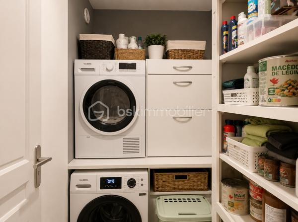 Et si votre prochain coup de cœur se trouvait ici ?

Au sein d’une résidence entretenue, récemment ravalée, Découvrez ce magnifique appartement de plus de 100 m², entièrement rénové dans un esprit contemporain, offrant de beaux volumes et une luminosité particulièrement agréable.

La pièce de vie, chaleureuse et conviviale, s’ouvre sur un espace bureau parfaitement intégré, idéal pour le télétravail ou facilement transformable en quatrième chambre selon vos besoins. La cuisine, entièrement aménagée et équipée, séduira les amateurs de moments partagés en famille.
L’espace nuit propose trois belles chambres, une salle d’eau moderne, un WC indépendant ainsi qu’une buanderie et un cellier, des prestations devenues rares et particulièrement appréciées au quotidien.

Côté confort, rien n’a été laissé au hasard : 
. Double vitrage, 
. Volets roulants électriques, 
. Résidence récemment ravalée et surtout une vue dégagée, sans aucun vis-à-vis direct offrant calme et intimité.

Vous bénéficierez également d’une cave, d’une place de parking privative en sous-sol ainsi que d’un stationnement très facile grâce aux nombreuses places réservées à la copropriété, sécurisées par des plots d’accès devant l'immeuble.

Situé au cœur d’Élancourt, l’appartement profite d’un environnement particulièrement recherché. Écoles Maternelle et Primaire de la Villedieu (à moins de 2 min à pieds), commerces, équipements sportifs (gymnase Chastagnier), espaces verts, parc pour enfants et transports sont accessibles rapidement.

Intégrée à l’agglomération de Saint-Quentin-en-Yvelines, la commune offre un cadre de vie apprécié des familles,  tout en permettant de rejoindre facilement Paris grâce aux gares voisines et aux axes routiers. 

Un appartement spacieux, élégant, parfaitement entretenu et idéalement situé… Une visite suffira pour vous convaincre.
Une belle opportunité à découvrir sans tarder !
