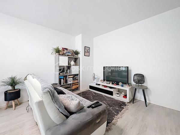 Dans une résidence de standing, calme, entièrement clôturée et sécurisée, construite en 2017, idéalement située à proximité immédiate des commerces et de toutes les commodités, laissez vous séduire par ce bel appartement 3 pièces de 61,77 m² en rez-de-jardin, véritable havre de paix.

Dès l’entrée, vous apprécierez un agencement optimisé avec un couloir desservant un toilette indépendant ainsi qu’une spacieuse pièce de vie baignée de lumière. Celle-ci accueille une cuisine moderne, entièrement aménagée et équipée, ouverte sur un salon convivial, le tout donnant accès à un agréable jardin privatif d’environ 44 m² — parfait pour vos moments de détente, repas en extérieur ou jeux en famille.

Côté nuit, l’espace est intelligemment séparé pour préserver tranquillité et intimité. Vous y trouverez deux belles chambres, chacune bénéficiant d’un accès direct au jardin, ainsi qu’une salle de bain fonctionnelle avec rangements intégrés.

Pour compléter ce bien, vous disposerez de deux places de parking en enfilade en sous-sol, un véritable atout dans le secteur.

Les plus qui font la différence :
               •	Résidence récente et sécurisée
               •	Jardin privatif en rez-de-chaussée
               •	Aucun travaux à prévoir
               •	Double stationnement en sous-sol
               •	Proximité immédiate des commodités

Arrêts de bus à proximité immédiate : 

               •	Quatre Chemins ( 3 min à pied) = arrêt principal
               •	Bois du Bray ( 4 min)
               •	Château de la Barrière (5 min)
               •	Moulin à Vent (5 min) 

Lignes de Bus desservant l'arrêt principal à 3 minutes à pied des Quatre Chemins :
               •	3703
               •	3704
               •	3771
               •	3772
               •	7716 (selon plages horaires / variantes)
               •	TZEN 1 (ligne rapide et fréquente) 

Bonus transport
               •	Gare RER D Lieusaint–Moissy accessible à environ 14 min à pied et moins  en bus

Un bien clé en main, idéal pour une jeune famille, un couple ou un investisseur, à la recherche de confort et de sérénité dans un environnement privilégié.
Une visite s’impose… coup de cœur assuré !