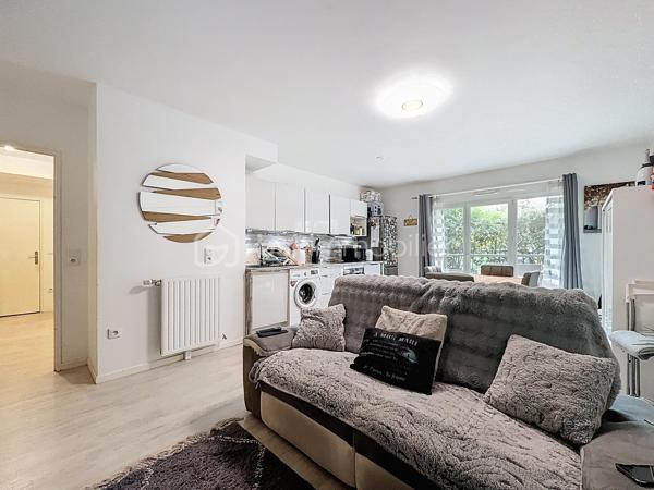Dans une résidence de standing, calme, entièrement clôturée et sécurisée, construite en 2017, idéalement située à proximité immédiate des commerces et de toutes les commodités, laissez vous séduire par ce bel appartement 3 pièces de 61,77 m² en rez-de-jardin, véritable havre de paix.

Dès l’entrée, vous apprécierez un agencement optimisé avec un couloir desservant un toilette indépendant ainsi qu’une spacieuse pièce de vie baignée de lumière. Celle-ci accueille une cuisine moderne, entièrement aménagée et équipée, ouverte sur un salon convivial, le tout donnant accès à un agréable jardin privatif d’environ 44 m² — parfait pour vos moments de détente, repas en extérieur ou jeux en famille.

Côté nuit, l’espace est intelligemment séparé pour préserver tranquillité et intimité. Vous y trouverez deux belles chambres, chacune bénéficiant d’un accès direct au jardin, ainsi qu’une salle de bain fonctionnelle avec rangements intégrés.

Pour compléter ce bien, vous disposerez de deux places de parking en enfilade en sous-sol, un véritable atout dans le secteur.

Les plus qui font la différence :
               •	Résidence récente et sécurisée
               •	Jardin privatif en rez-de-chaussée
               •	Aucun travaux à prévoir
               •	Double stationnement en sous-sol
               •	Proximité immédiate des commodités

Arrêts de bus à proximité immédiate : 

               •	Quatre Chemins ( 3 min à pied) = arrêt principal
               •	Bois du Bray ( 4 min)
               •	Château de la Barrière (5 min)
               •	Moulin à Vent (5 min) 

Lignes de Bus desservant l'arrêt principal à 3 minutes à pied des Quatre Chemins :
               •	3703
               •	3704
               •	3771
               •	3772
               •	7716 (selon plages horaires / variantes)
               •	TZEN 1 (ligne rapide et fréquente) 

Bonus transport
               •	Gare RER D Lieusaint–Moissy accessible à environ 14 min à pied et moins  en bus

Un bien clé en main, idéal pour une jeune famille, un couple ou un investisseur, à la recherche de confort et de sérénité dans un environnement privilégié.
Une visite s’impose… coup de cœur assuré !