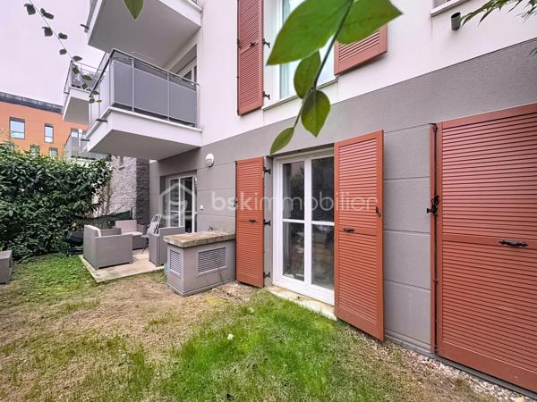 Dans une résidence de standing, calme, entièrement clôturée et sécurisée, construite en 2017, idéalement située à proximité immédiate des commerces et de toutes les commodités, laissez vous séduire par ce bel appartement 3 pièces de 61,77 m² en rez-de-jardin, véritable havre de paix.

Dès l’entrée, vous apprécierez un agencement optimisé avec un couloir desservant un toilette indépendant ainsi qu’une spacieuse pièce de vie baignée de lumière. Celle-ci accueille une cuisine moderne, entièrement aménagée et équipée, ouverte sur un salon convivial, le tout donnant accès à un agréable jardin privatif d’environ 44 m² — parfait pour vos moments de détente, repas en extérieur ou jeux en famille.

Côté nuit, l’espace est intelligemment séparé pour préserver tranquillité et intimité. Vous y trouverez deux belles chambres, chacune bénéficiant d’un accès direct au jardin, ainsi qu’une salle de bain fonctionnelle avec rangements intégrés.

Pour compléter ce bien, vous disposerez de deux places de parking en enfilade en sous-sol, un véritable atout dans le secteur.

Les plus qui font la différence :
               •	Résidence récente et sécurisée
               •	Jardin privatif en rez-de-chaussée
               •	Aucun travaux à prévoir
               •	Double stationnement en sous-sol
               •	Proximité immédiate des commodités

Arrêts de bus à proximité immédiate : 

               •	Quatre Chemins ( 3 min à pied) = arrêt principal
               •	Bois du Bray ( 4 min)
               •	Château de la Barrière (5 min)
               •	Moulin à Vent (5 min) 

Lignes de Bus desservant l'arrêt principal à 3 minutes à pied des Quatre Chemins :
               •	3703
               •	3704
               •	3771
               •	3772
               •	7716 (selon plages horaires / variantes)
               •	TZEN 1 (ligne rapide et fréquente) 

Bonus transport
               •	Gare RER D Lieusaint–Moissy accessible à environ 14 min à pied et moins  en bus

Un bien clé en main, idéal pour une jeune famille, un couple ou un investisseur, à la recherche de confort et de sérénité dans un environnement privilégié.
Une visite s’impose… coup de cœur assuré !