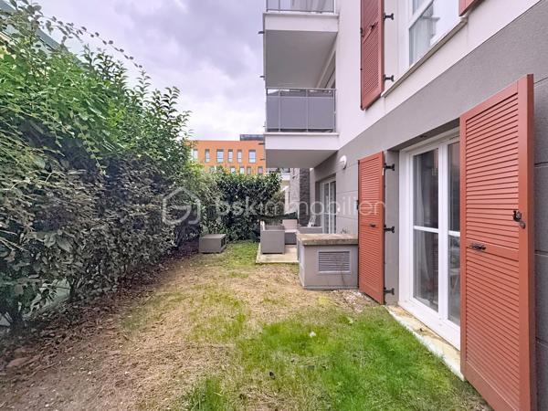 Dans une résidence de standing, calme, entièrement clôturée et sécurisée, construite en 2017, idéalement située à proximité immédiate des commerces et de toutes les commodités, laissez vous séduire par ce bel appartement 3 pièces de 61,77 m² en rez-de-jardin, véritable havre de paix.

Dès l’entrée, vous apprécierez un agencement optimisé avec un couloir desservant un toilette indépendant ainsi qu’une spacieuse pièce de vie baignée de lumière. Celle-ci accueille une cuisine moderne, entièrement aménagée et équipée, ouverte sur un salon convivial, le tout donnant accès à un agréable jardin privatif d’environ 44 m² — parfait pour vos moments de détente, repas en extérieur ou jeux en famille.

Côté nuit, l’espace est intelligemment séparé pour préserver tranquillité et intimité. Vous y trouverez deux belles chambres, chacune bénéficiant d’un accès direct au jardin, ainsi qu’une salle de bain fonctionnelle avec rangements intégrés.

Pour compléter ce bien, vous disposerez de deux places de parking en enfilade en sous-sol, un véritable atout dans le secteur.

Les plus qui font la différence :
               •	Résidence récente et sécurisée
               •	Jardin privatif en rez-de-chaussée
               •	Aucun travaux à prévoir
               •	Double stationnement en sous-sol
               •	Proximité immédiate des commodités

Arrêts de bus à proximité immédiate : 

               •	Quatre Chemins ( 3 min à pied) = arrêt principal
               •	Bois du Bray ( 4 min)
               •	Château de la Barrière (5 min)
               •	Moulin à Vent (5 min) 

Lignes de Bus desservant l'arrêt principal à 3 minutes à pied des Quatre Chemins :
               •	3703
               •	3704
               •	3771
               •	3772
               •	7716 (selon plages horaires / variantes)
               •	TZEN 1 (ligne rapide et fréquente) 

Bonus transport
               •	Gare RER D Lieusaint–Moissy accessible à environ 14 min à pied et moins  en bus

Un bien clé en main, idéal pour une jeune famille, un couple ou un investisseur, à la recherche de confort et de sérénité dans un environnement privilégié.
Une visite s’impose… coup de cœur assuré !