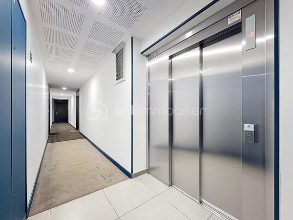 Dans une résidence de standing, calme, entièrement clôturée et sécurisée, construite en 2017, idéalement située à proximité immédiate des commerces et de toutes les commodités, laissez vous séduire par ce bel appartement 3 pièces de 61,77 m² en rez-de-jardin, véritable havre de paix.

Dès l’entrée, vous apprécierez un agencement optimisé avec un couloir desservant un toilette indépendant ainsi qu’une spacieuse pièce de vie baignée de lumière. Celle-ci accueille une cuisine moderne, entièrement aménagée et équipée, ouverte sur un salon convivial, le tout donnant accès à un agréable jardin privatif d’environ 44 m² — parfait pour vos moments de détente, repas en extérieur ou jeux en famille.

Côté nuit, l’espace est intelligemment séparé pour préserver tranquillité et intimité. Vous y trouverez deux belles chambres, chacune bénéficiant d’un accès direct au jardin, ainsi qu’une salle de bain fonctionnelle avec rangements intégrés.

Pour compléter ce bien, vous disposerez de deux places de parking en enfilade en sous-sol, un véritable atout dans le secteur.

Les plus qui font la différence :
               •	Résidence récente et sécurisée
               •	Jardin privatif en rez-de-chaussée
               •	Aucun travaux à prévoir
               •	Double stationnement en sous-sol
               •	Proximité immédiate des commodités

Arrêts de bus à proximité immédiate : 

               •	Quatre Chemins ( 3 min à pied) = arrêt principal
               •	Bois du Bray ( 4 min)
               •	Château de la Barrière (5 min)
               •	Moulin à Vent (5 min) 

Lignes de Bus desservant l'arrêt principal à 3 minutes à pied des Quatre Chemins :
               •	3703
               •	3704
               •	3771
               •	3772
               •	7716 (selon plages horaires / variantes)
               •	TZEN 1 (ligne rapide et fréquente) 

Bonus transport
               •	Gare RER D Lieusaint–Moissy accessible à environ 14 min à pied et moins  en bus

Un bien clé en main, idéal pour une jeune famille, un couple ou un investisseur, à la recherche de confort et de sérénité dans un environnement privilégié.
Une visite s’impose… coup de cœur assuré !