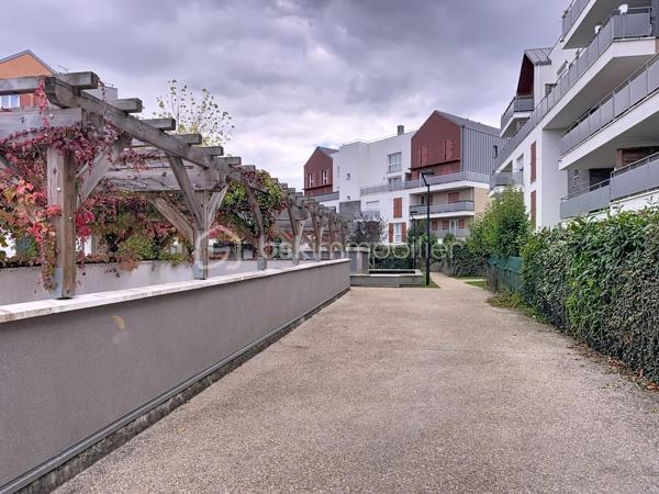 Dans une résidence de standing, calme, entièrement clôturée et sécurisée, construite en 2017, idéalement située à proximité immédiate des commerces et de toutes les commodités, laissez vous séduire par ce bel appartement 3 pièces de 61,77 m² en rez-de-jardin, véritable havre de paix.

Dès l’entrée, vous apprécierez un agencement optimisé avec un couloir desservant un toilette indépendant ainsi qu’une spacieuse pièce de vie baignée de lumière. Celle-ci accueille une cuisine moderne, entièrement aménagée et équipée, ouverte sur un salon convivial, le tout donnant accès à un agréable jardin privatif d’environ 44 m² — parfait pour vos moments de détente, repas en extérieur ou jeux en famille.

Côté nuit, l’espace est intelligemment séparé pour préserver tranquillité et intimité. Vous y trouverez deux belles chambres, chacune bénéficiant d’un accès direct au jardin, ainsi qu’une salle de bain fonctionnelle avec rangements intégrés.

Pour compléter ce bien, vous disposerez de deux places de parking en enfilade en sous-sol, un véritable atout dans le secteur.

Les plus qui font la différence :
               •	Résidence récente et sécurisée
               •	Jardin privatif en rez-de-chaussée
               •	Aucun travaux à prévoir
               •	Double stationnement en sous-sol
               •	Proximité immédiate des commodités

Arrêts de bus à proximité immédiate : 

               •	Quatre Chemins ( 3 min à pied) = arrêt principal
               •	Bois du Bray ( 4 min)
               •	Château de la Barrière (5 min)
               •	Moulin à Vent (5 min) 

Lignes de Bus desservant l'arrêt principal à 3 minutes à pied des Quatre Chemins :
               •	3703
               •	3704
               •	3771
               •	3772
               •	7716 (selon plages horaires / variantes)
               •	TZEN 1 (ligne rapide et fréquente) 

Bonus transport
               •	Gare RER D Lieusaint–Moissy accessible à environ 14 min à pied et moins  en bus

Un bien clé en main, idéal pour une jeune famille, un couple ou un investisseur, à la recherche de confort et de sérénité dans un environnement privilégié.
Une visite s’impose… coup de cœur assuré !