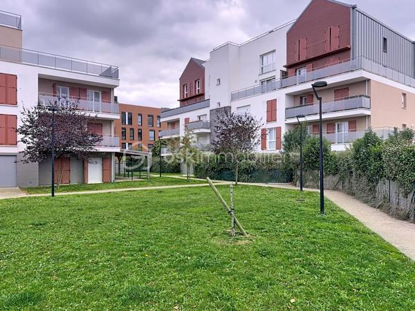 Dans une résidence de standing, calme, entièrement clôturée et sécurisée, construite en 2017, idéalement située à proximité immédiate des commerces et de toutes les commodités, laissez vous séduire par ce bel appartement 3 pièces de 61,77 m² en rez-de-jardin, véritable havre de paix.

Dès l’entrée, vous apprécierez un agencement optimisé avec un couloir desservant un toilette indépendant ainsi qu’une spacieuse pièce de vie baignée de lumière. Celle-ci accueille une cuisine moderne, entièrement aménagée et équipée, ouverte sur un salon convivial, le tout donnant accès à un agréable jardin privatif d’environ 44 m² — parfait pour vos moments de détente, repas en extérieur ou jeux en famille.

Côté nuit, l’espace est intelligemment séparé pour préserver tranquillité et intimité. Vous y trouverez deux belles chambres, chacune bénéficiant d’un accès direct au jardin, ainsi qu’une salle de bain fonctionnelle avec rangements intégrés.

Pour compléter ce bien, vous disposerez de deux places de parking en enfilade en sous-sol, un véritable atout dans le secteur.

Les plus qui font la différence :
               •	Résidence récente et sécurisée
               •	Jardin privatif en rez-de-chaussée
               •	Aucun travaux à prévoir
               •	Double stationnement en sous-sol
               •	Proximité immédiate des commodités

Arrêts de bus à proximité immédiate : 

               •	Quatre Chemins ( 3 min à pied) = arrêt principal
               •	Bois du Bray ( 4 min)
               •	Château de la Barrière (5 min)
               •	Moulin à Vent (5 min) 

Lignes de Bus desservant l'arrêt principal à 3 minutes à pied des Quatre Chemins :
               •	3703
               •	3704
               •	3771
               •	3772
               •	7716 (selon plages horaires / variantes)
               •	TZEN 1 (ligne rapide et fréquente) 

Bonus transport
               •	Gare RER D Lieusaint–Moissy accessible à environ 14 min à pied et moins  en bus

Un bien clé en main, idéal pour une jeune famille, un couple ou un investisseur, à la recherche de confort et de sérénité dans un environnement privilégié.
Une visite s’impose… coup de cœur assuré !