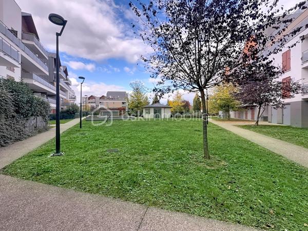 Dans une résidence de standing, calme, entièrement clôturée et sécurisée, construite en 2017, idéalement située à proximité immédiate des commerces et de toutes les commodités, laissez vous séduire par ce bel appartement 3 pièces de 61,77 m² en rez-de-jardin, véritable havre de paix.

Dès l’entrée, vous apprécierez un agencement optimisé avec un couloir desservant un toilette indépendant ainsi qu’une spacieuse pièce de vie baignée de lumière. Celle-ci accueille une cuisine moderne, entièrement aménagée et équipée, ouverte sur un salon convivial, le tout donnant accès à un agréable jardin privatif d’environ 44 m² — parfait pour vos moments de détente, repas en extérieur ou jeux en famille.

Côté nuit, l’espace est intelligemment séparé pour préserver tranquillité et intimité. Vous y trouverez deux belles chambres, chacune bénéficiant d’un accès direct au jardin, ainsi qu’une salle de bain fonctionnelle avec rangements intégrés.

Pour compléter ce bien, vous disposerez de deux places de parking en enfilade en sous-sol, un véritable atout dans le secteur.

Les plus qui font la différence :
               •	Résidence récente et sécurisée
               •	Jardin privatif en rez-de-chaussée
               •	Aucun travaux à prévoir
               •	Double stationnement en sous-sol
               •	Proximité immédiate des commodités

Arrêts de bus à proximité immédiate : 

               •	Quatre Chemins ( 3 min à pied) = arrêt principal
               •	Bois du Bray ( 4 min)
               •	Château de la Barrière (5 min)
               •	Moulin à Vent (5 min) 

Lignes de Bus desservant l'arrêt principal à 3 minutes à pied des Quatre Chemins :
               •	3703
               •	3704
               •	3771
               •	3772
               •	7716 (selon plages horaires / variantes)
               •	TZEN 1 (ligne rapide et fréquente) 

Bonus transport
               •	Gare RER D Lieusaint–Moissy accessible à environ 14 min à pied et moins  en bus

Un bien clé en main, idéal pour une jeune famille, un couple ou un investisseur, à la recherche de confort et de sérénité dans un environnement privilégié.
Une visite s’impose… coup de cœur assuré !