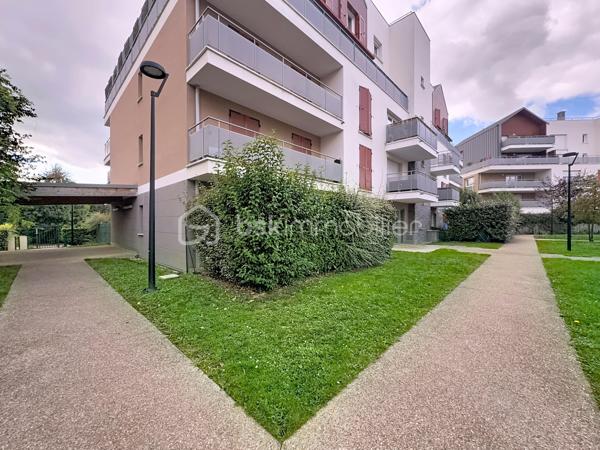 Dans une résidence de standing, calme, entièrement clôturée et sécurisée, construite en 2017, idéalement située à proximité immédiate des commerces et de toutes les commodités, laissez vous séduire par ce bel appartement 3 pièces de 61,77 m² en rez-de-jardin, véritable havre de paix.

Dès l’entrée, vous apprécierez un agencement optimisé avec un couloir desservant un toilette indépendant ainsi qu’une spacieuse pièce de vie baignée de lumière. Celle-ci accueille une cuisine moderne, entièrement aménagée et équipée, ouverte sur un salon convivial, le tout donnant accès à un agréable jardin privatif d’environ 44 m² — parfait pour vos moments de détente, repas en extérieur ou jeux en famille.

Côté nuit, l’espace est intelligemment séparé pour préserver tranquillité et intimité. Vous y trouverez deux belles chambres, chacune bénéficiant d’un accès direct au jardin, ainsi qu’une salle de bain fonctionnelle avec rangements intégrés.

Pour compléter ce bien, vous disposerez de deux places de parking en enfilade en sous-sol, un véritable atout dans le secteur.

Les plus qui font la différence :
               •	Résidence récente et sécurisée
               •	Jardin privatif en rez-de-chaussée
               •	Aucun travaux à prévoir
               •	Double stationnement en sous-sol
               •	Proximité immédiate des commodités

Arrêts de bus à proximité immédiate : 

               •	Quatre Chemins ( 3 min à pied) = arrêt principal
               •	Bois du Bray ( 4 min)
               •	Château de la Barrière (5 min)
               •	Moulin à Vent (5 min) 

Lignes de Bus desservant l'arrêt principal à 3 minutes à pied des Quatre Chemins :
               •	3703
               •	3704
               •	3771
               •	3772
               •	7716 (selon plages horaires / variantes)
               •	TZEN 1 (ligne rapide et fréquente) 

Bonus transport
               •	Gare RER D Lieusaint–Moissy accessible à environ 14 min à pied et moins  en bus

Un bien clé en main, idéal pour une jeune famille, un couple ou un investisseur, à la recherche de confort et de sérénité dans un environnement privilégié.
Une visite s’impose… coup de cœur assuré !