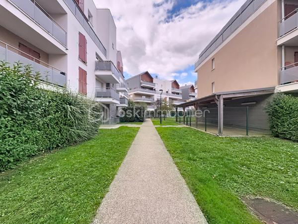 Dans une résidence de standing, calme, entièrement clôturée et sécurisée, construite en 2017, idéalement située à proximité immédiate des commerces et de toutes les commodités, laissez vous séduire par ce bel appartement 3 pièces de 61,77 m² en rez-de-jardin, véritable havre de paix.

Dès l’entrée, vous apprécierez un agencement optimisé avec un couloir desservant un toilette indépendant ainsi qu’une spacieuse pièce de vie baignée de lumière. Celle-ci accueille une cuisine moderne, entièrement aménagée et équipée, ouverte sur un salon convivial, le tout donnant accès à un agréable jardin privatif d’environ 44 m² — parfait pour vos moments de détente, repas en extérieur ou jeux en famille.

Côté nuit, l’espace est intelligemment séparé pour préserver tranquillité et intimité. Vous y trouverez deux belles chambres, chacune bénéficiant d’un accès direct au jardin, ainsi qu’une salle de bain fonctionnelle avec rangements intégrés.

Pour compléter ce bien, vous disposerez de deux places de parking en enfilade en sous-sol, un véritable atout dans le secteur.

Les plus qui font la différence :
               •	Résidence récente et sécurisée
               •	Jardin privatif en rez-de-chaussée
               •	Aucun travaux à prévoir
               •	Double stationnement en sous-sol
               •	Proximité immédiate des commodités

Arrêts de bus à proximité immédiate : 

               •	Quatre Chemins ( 3 min à pied) = arrêt principal
               •	Bois du Bray ( 4 min)
               •	Château de la Barrière (5 min)
               •	Moulin à Vent (5 min) 

Lignes de Bus desservant l'arrêt principal à 3 minutes à pied des Quatre Chemins :
               •	3703
               •	3704
               •	3771
               •	3772
               •	7716 (selon plages horaires / variantes)
               •	TZEN 1 (ligne rapide et fréquente) 

Bonus transport
               •	Gare RER D Lieusaint–Moissy accessible à environ 14 min à pied et moins  en bus

Un bien clé en main, idéal pour une jeune famille, un couple ou un investisseur, à la recherche de confort et de sérénité dans un environnement privilégié.
Une visite s’impose… coup de cœur assuré !