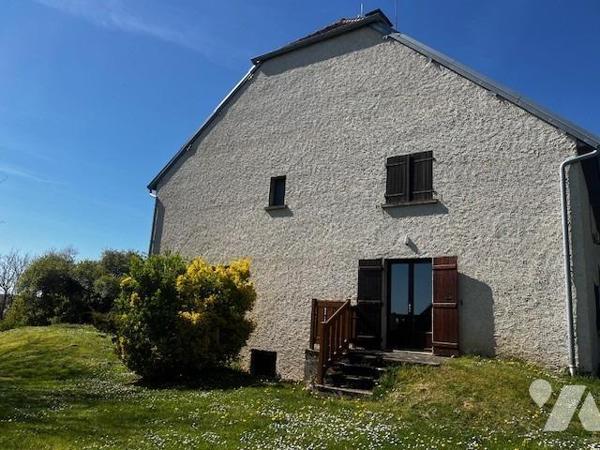 Propriété sur près de 28 ares de terrain clos et arboré – Idéale grande famille, gîtes ou ch