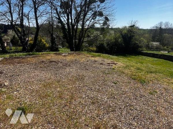 Propriété sur près de 28 ares de terrain clos et arboré – Idéale grande famille, gîtes ou ch