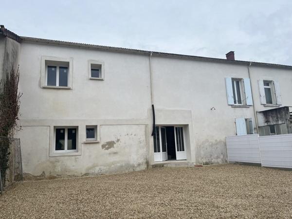 Grange à vendre |  Ruelle-sur-Touvre |  3 pièces | 190 m²