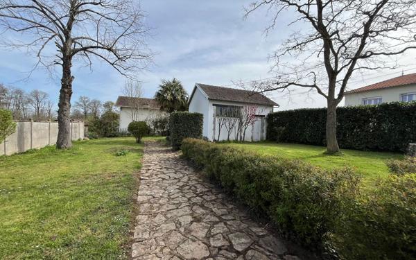 Maison à vendre    7 pièces •  Roumazières-Loubert