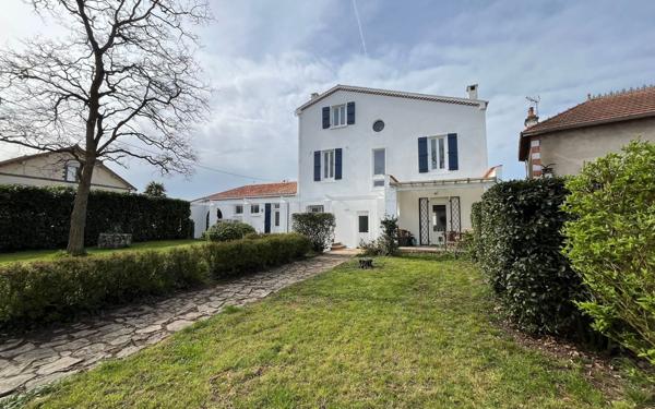 Maison à vendre    7 pièces •  Roumazières-Loubert