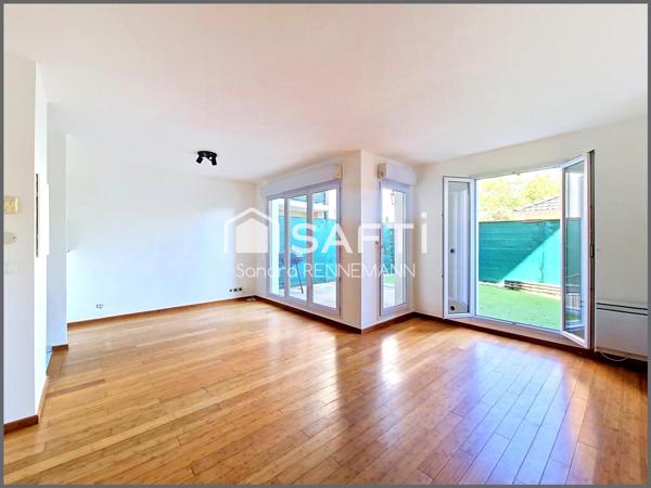 Duplex calme et lumineux avec jardin et parking.
