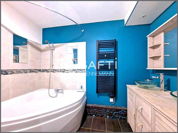 Duplex calme et lumineux avec jardin et parking.