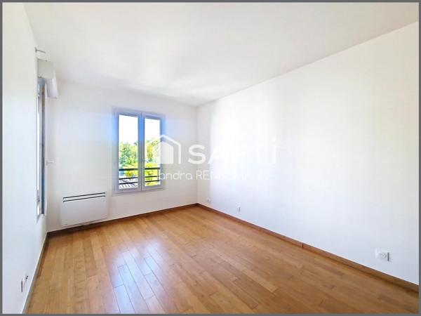 Duplex calme et lumineux avec jardin et parking.