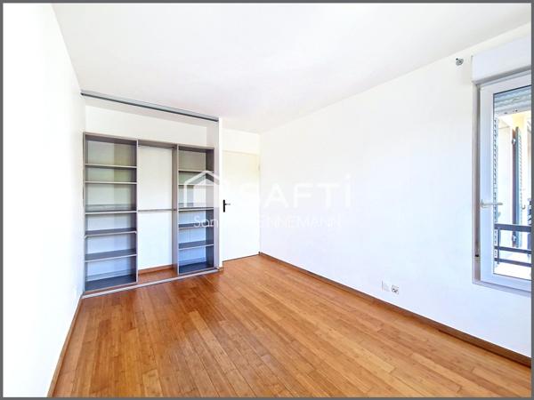 Duplex calme et lumineux avec jardin et parking.