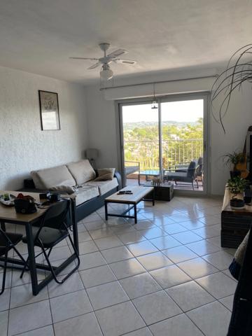 Appartement à vendre 2 pièces ,terrasse ,cave ,parking grasse quartier saint antoine (06) dernier étage