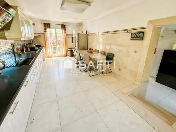 Propriété chargée d'histoire - 260 m2 - 10 pièces