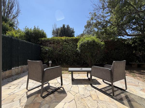 Fréjus (83600) Superbe T2 avec grand rez-de-jardin (135m2) – Centre de Fréjus, Résidence Les Galaxies