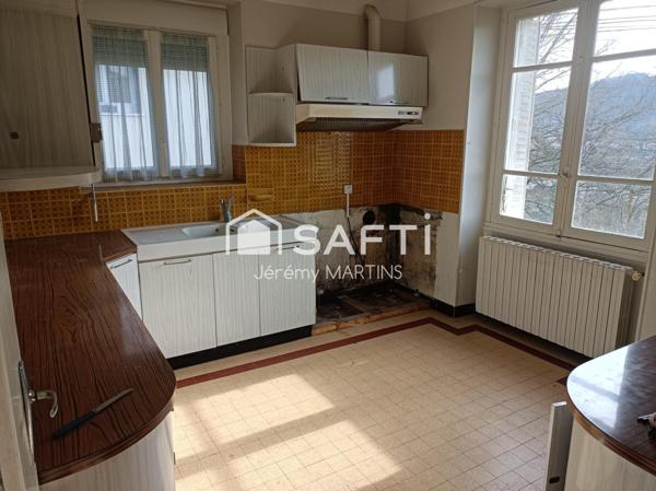 Maison individuelle en pierre sur les hauteurs