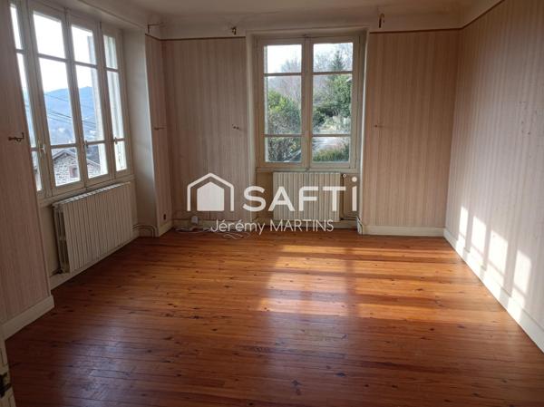 Maison individuelle en pierre sur les hauteurs