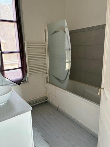 trois chambres, deux salles d'eau,