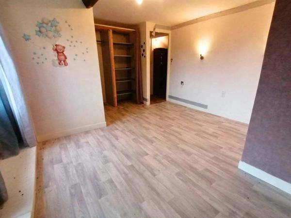 Maison en pierre avec dépendances et terrain à Darnac