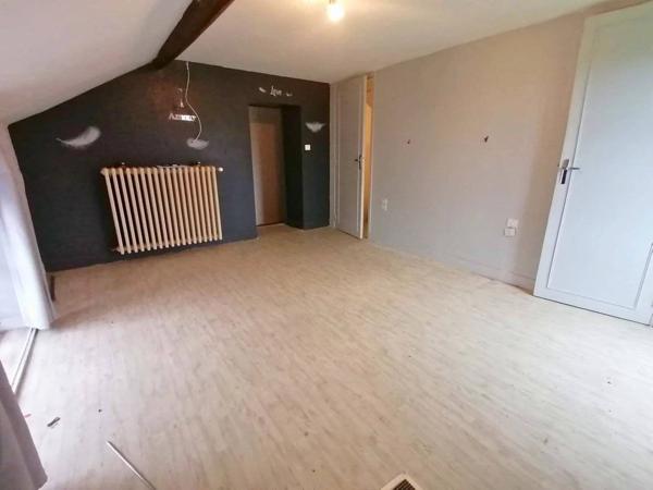 Maison en pierre avec dépendances et terrain à Darnac