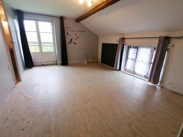 Maison en pierre avec dépendances et terrain à Darnac