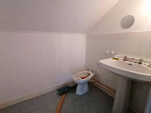 Maison en pierre avec dépendances et terrain à Darnac