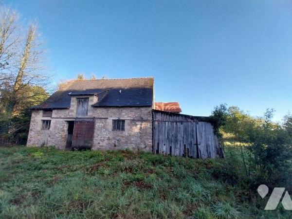 MONTREUIL SOUS PEROUSE. En campagne, proche de VITRE, ancienne grange en pierres transformable ...