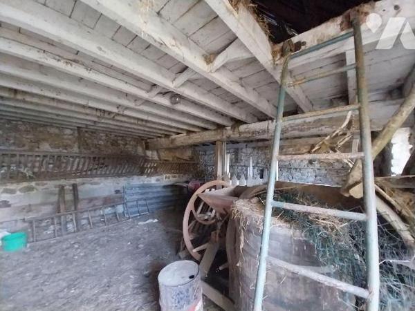 MONTREUIL SOUS PEROUSE. En campagne, proche de VITRE, ancienne grange en pierres transformable ...