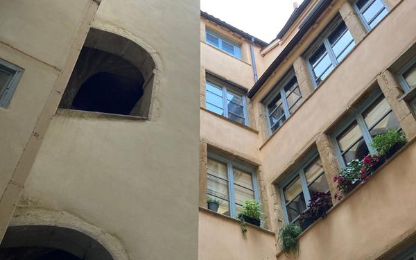 Appartement à vendre    2 pièces • 76,24 m2 Lyon 5