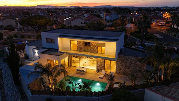 Villa d’architecte contemporaine, 200 m², piscine, volumes spectaculaires et jardin paysager à 15 minutes des plages