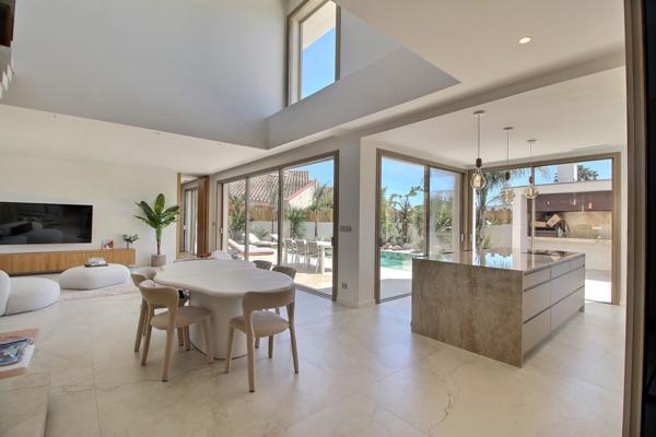 Villa d’architecte contemporaine, 200 m², piscine, volumes spectaculaires et jardin paysager à 15 minutes des plages