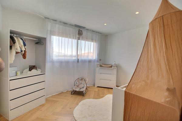 Villa d’architecte contemporaine, 200 m², piscine, volumes spectaculaires et jardin paysager à 15 minutes des plages
