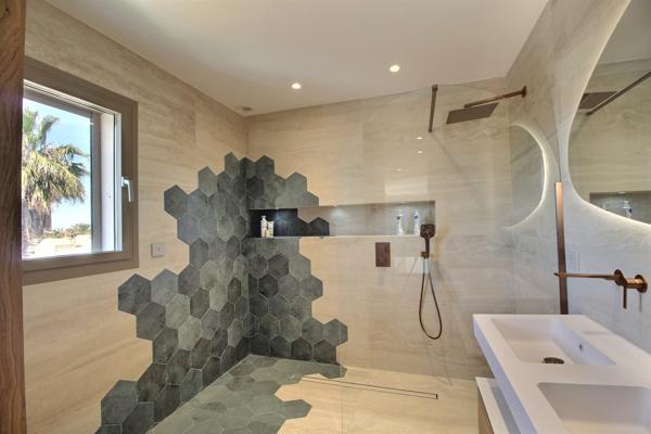 Villa d’architecte contemporaine, 200 m², piscine, volumes spectaculaires et jardin paysager à 15 minutes des plages