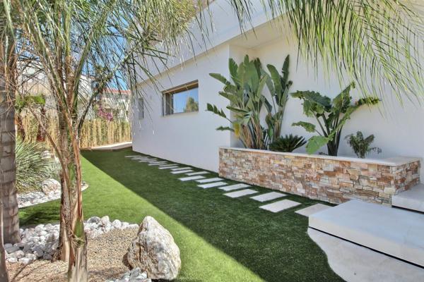 Villa d’architecte contemporaine, 200 m², piscine, volumes spectaculaires et jardin paysager à 15 minutes des plages